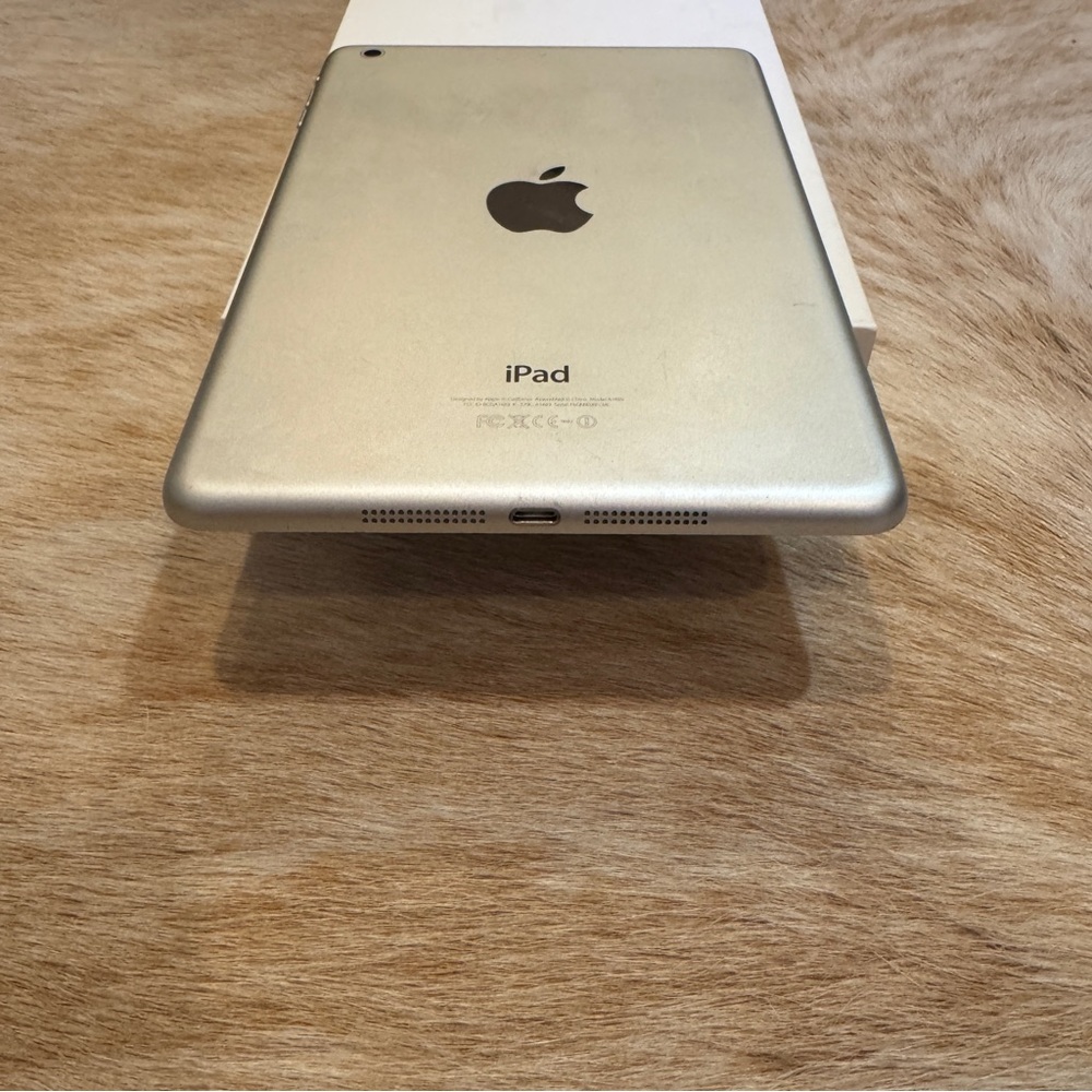 Apple iPad Mini2 64K wi-fi in White - Compact Tablet - Picture 5 of 8